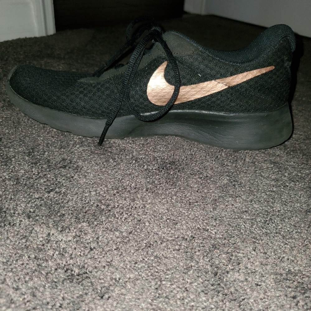 NIKE SNEAKERS